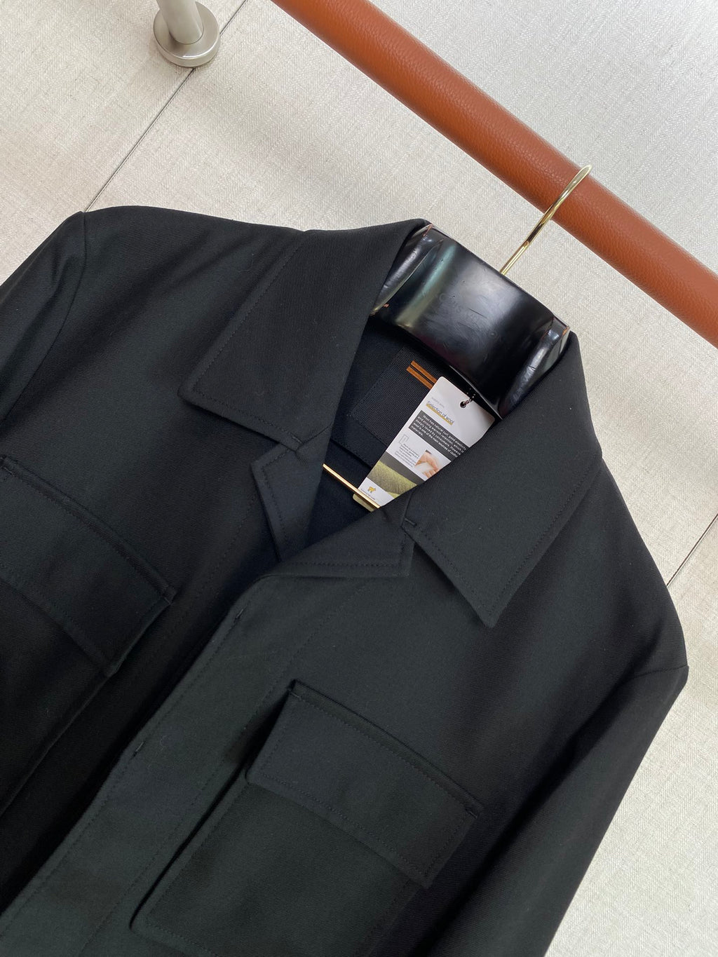 Loro Piana Schwarze Herren Jacke mit Brusttaschen und Knopfdetails aus glattem Material