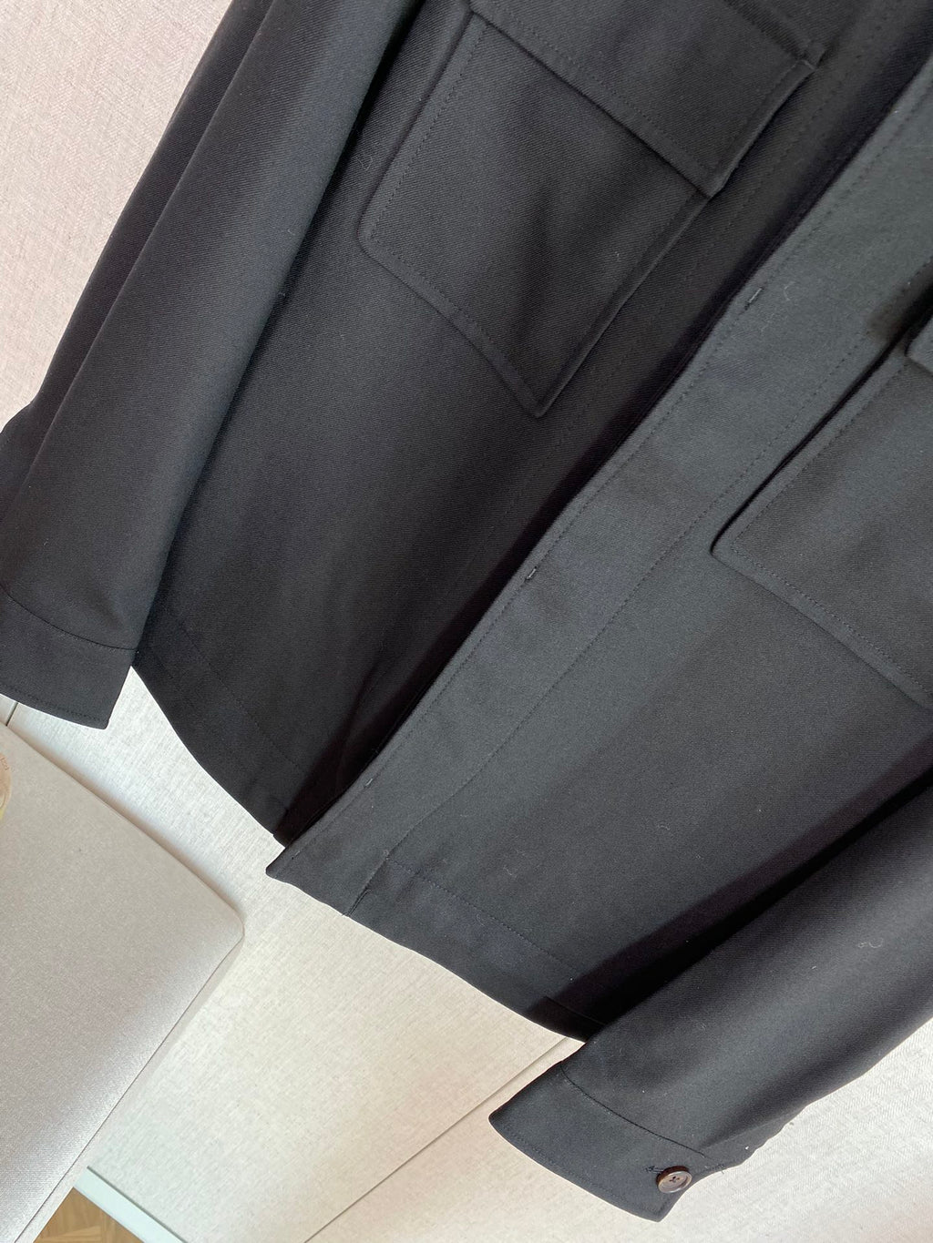 Loro Piana Schwarze Herren Jacke mit Brusttaschen und Knopfdetails aus glattem Material