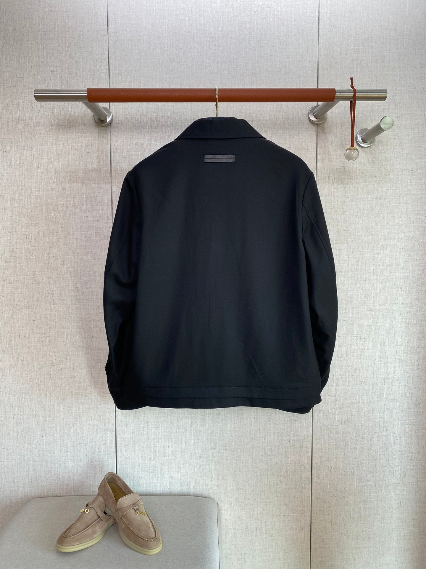 Loro Piana Schwarze Herren Jacke mit Brusttaschen und Knopfdetails aus glattem Material