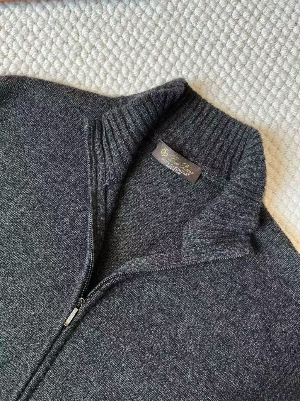 Loro Piana Strickjacke aus recyceltem Polyester Dunkelgrau