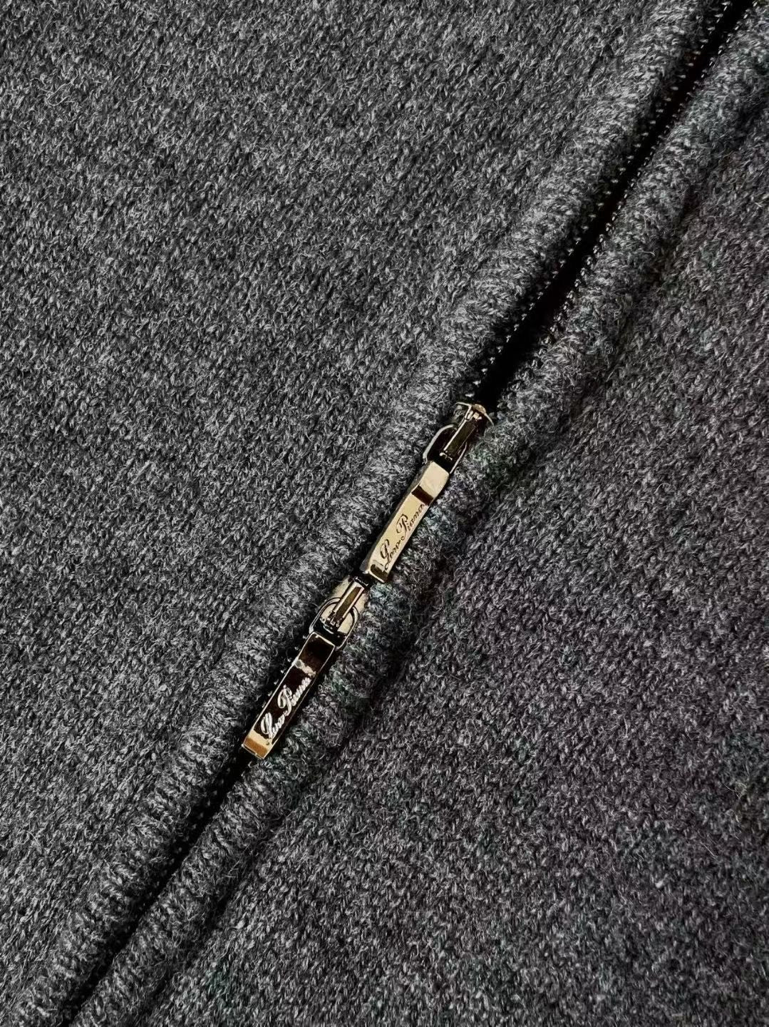 Loro Piana Strickjacke aus recyceltem Polyester Dunkelgrau