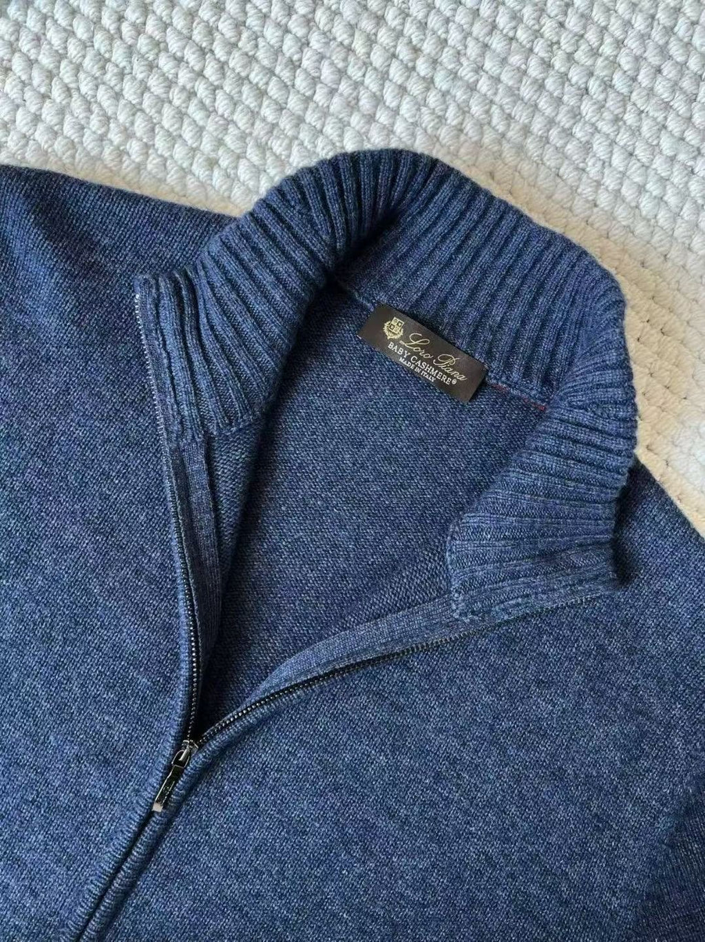 Loro Piana Strickjacke aus blauem Kaschmir mit Reissverschluss und gerippten Abschlüssen