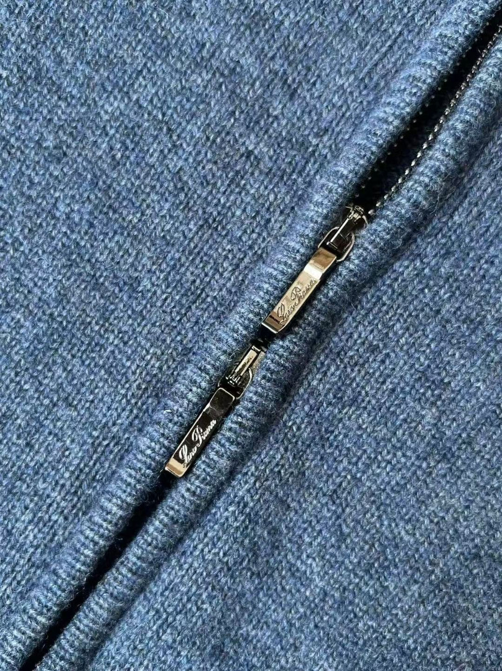 Loro Piana Strickjacke aus blauem Kaschmir mit Reissverschluss und gerippten Abschlüssen