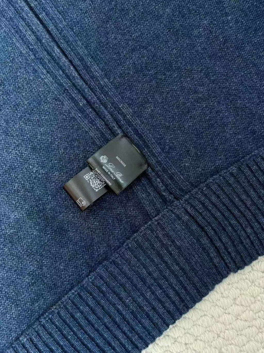 Loro Piana Strickjacke aus blauem Kaschmir mit Reissverschluss und gerippten Abschlüssen