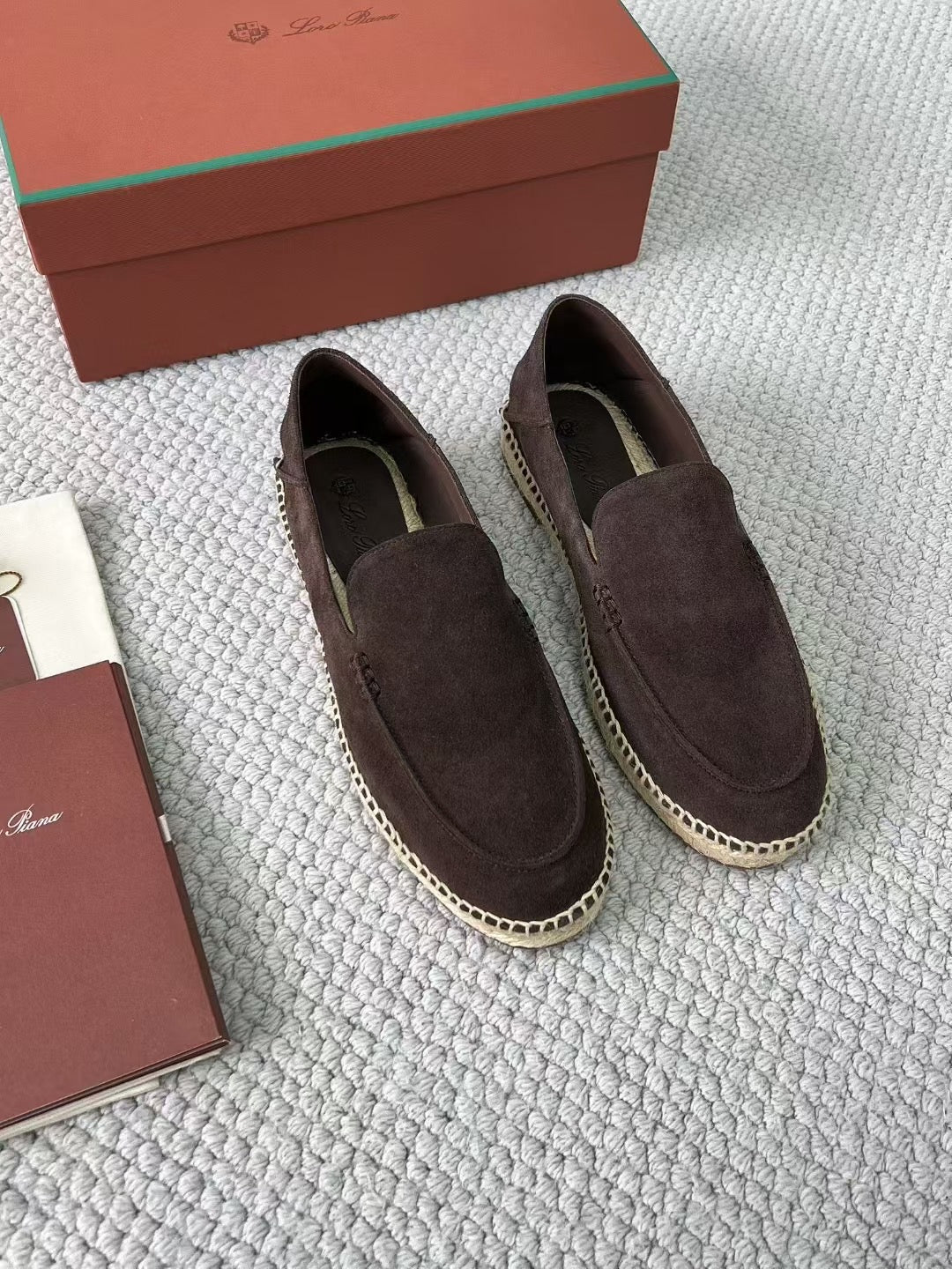 Loro Piana Herren-Espadrilles aus Wildleder in Braun und Dunkelblau
