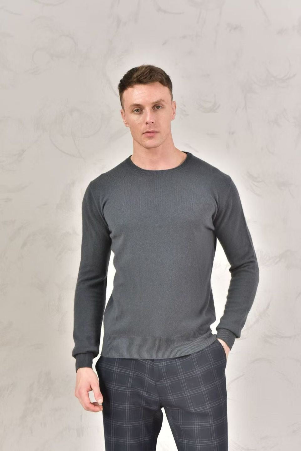 Loro Piana Herren Feinstrickpullover in Anthrazitgrau – Luxuriöser Rundhals-Pullover