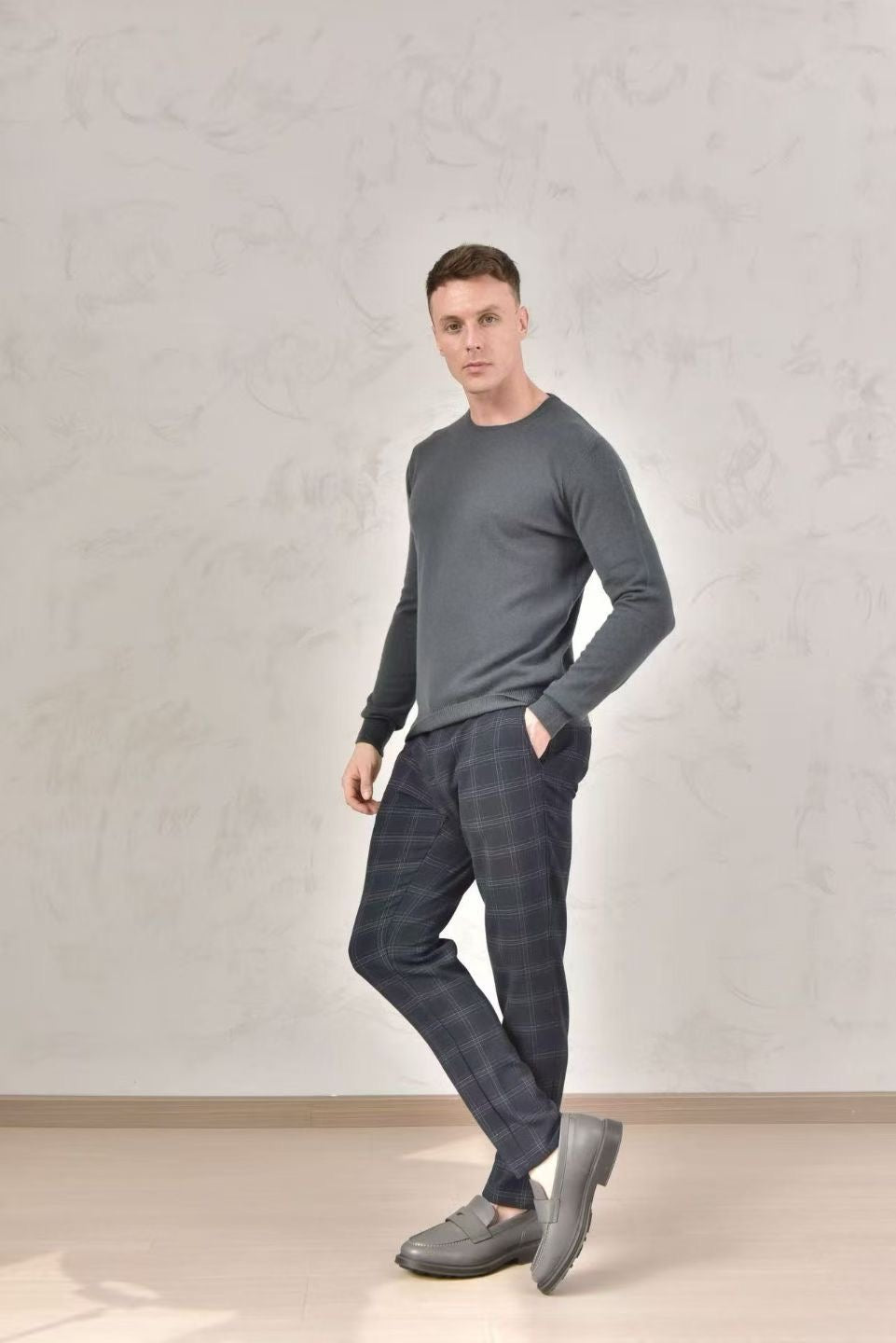 Loro Piana Herren Feinstrickpullover in Anthrazitgrau – Luxuriöser Rundhals-Pullover