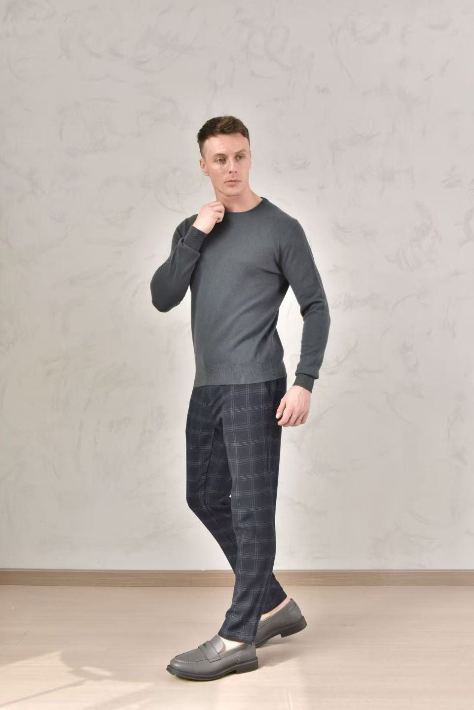 Loro Piana Herren Feinstrickpullover in Anthrazitgrau – Luxuriöser Rundhals-Pullover