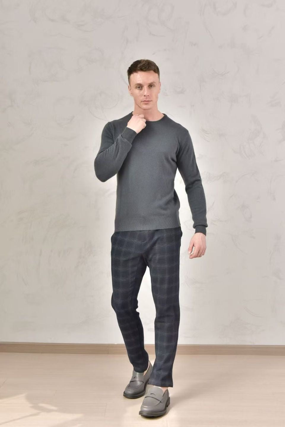 Loro Piana Herren Feinstrickpullover in Anthrazitgrau – Luxuriöser Rundhals-Pullover