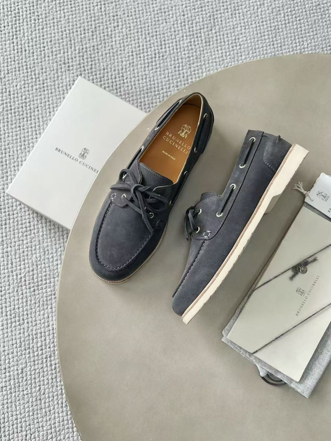 Brunello Cucinelli Herren Mokassins aus Veloursleder – Luxuriöse Bootsschuhe in Dunkelgrau