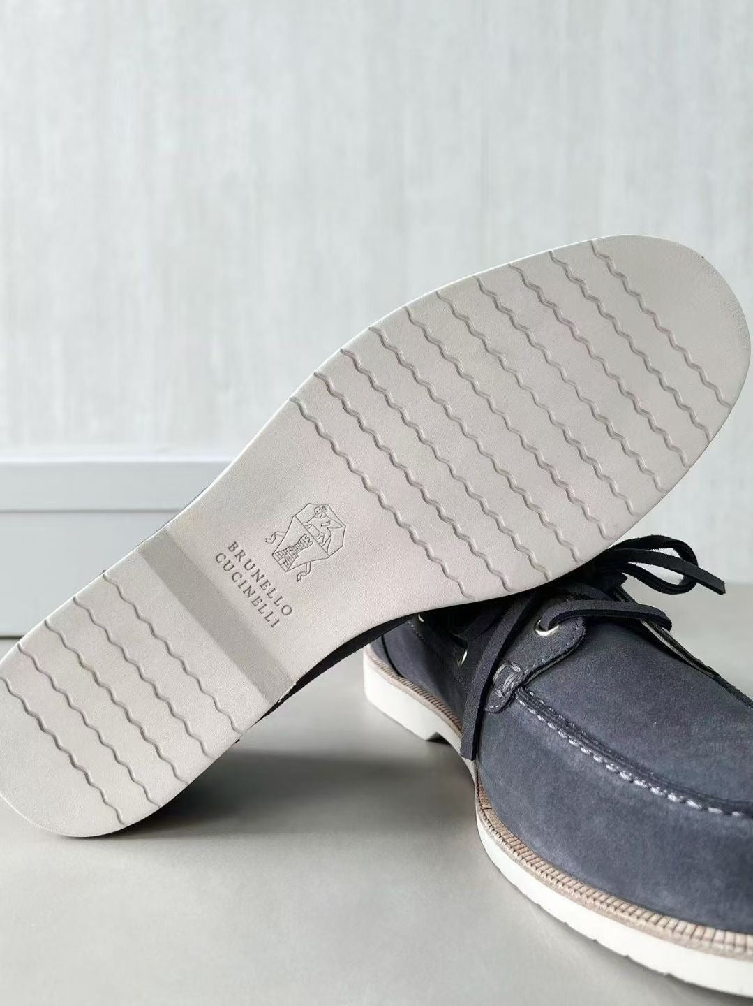 Brunello Cucinelli Herren Mokassins aus Veloursleder – Luxuriöse Bootsschuhe in Dunkelgrau