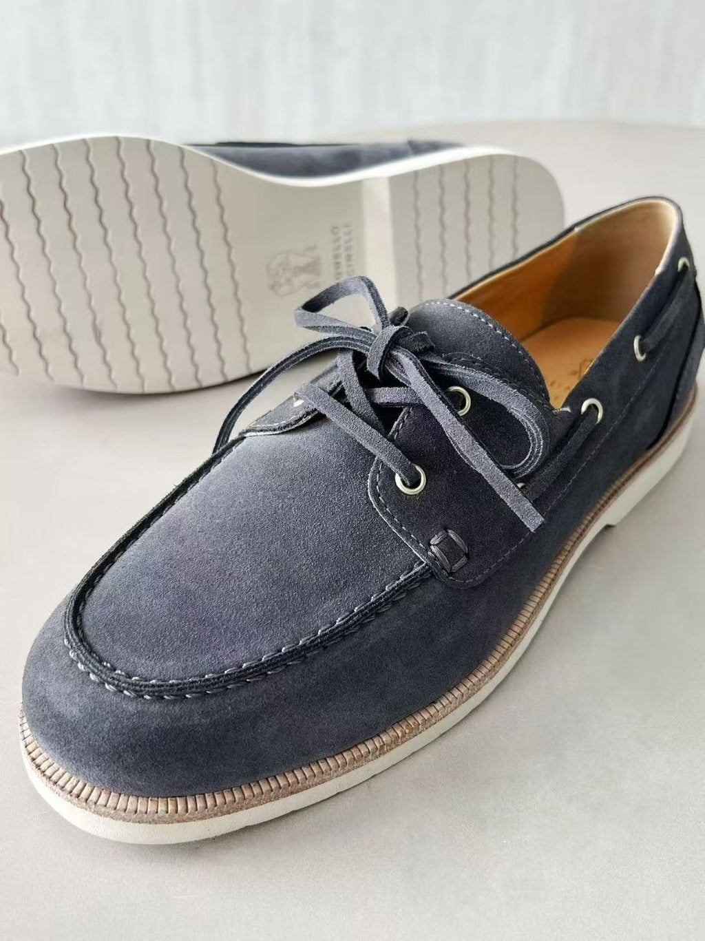 Brunello Cucinelli Herren Mokassins aus Veloursleder – Luxuriöse Bootsschuhe in Dunkelgrau