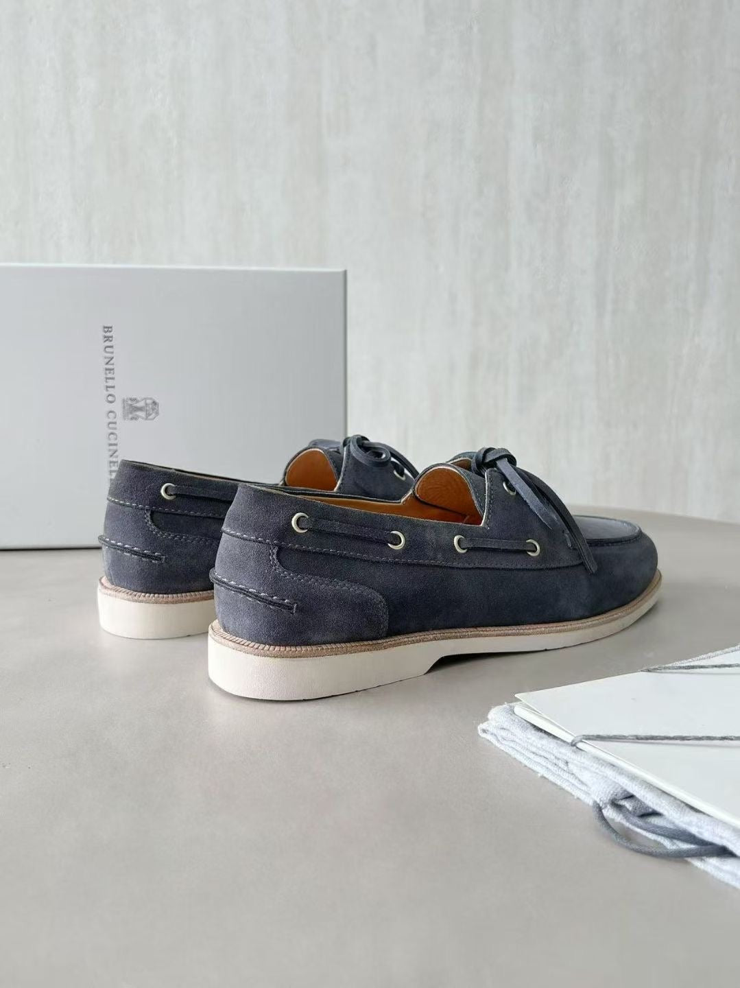 Brunello Cucinelli Herren Mokassins aus Veloursleder – Luxuriöse Bootsschuhe in Dunkelgrau