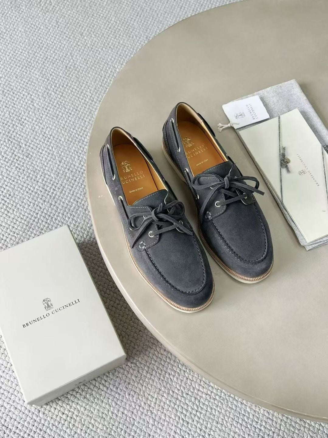 Brunello Cucinelli Herren Mokassins aus Veloursleder – Luxuriöse Bootsschuhe in Dunkelgrau