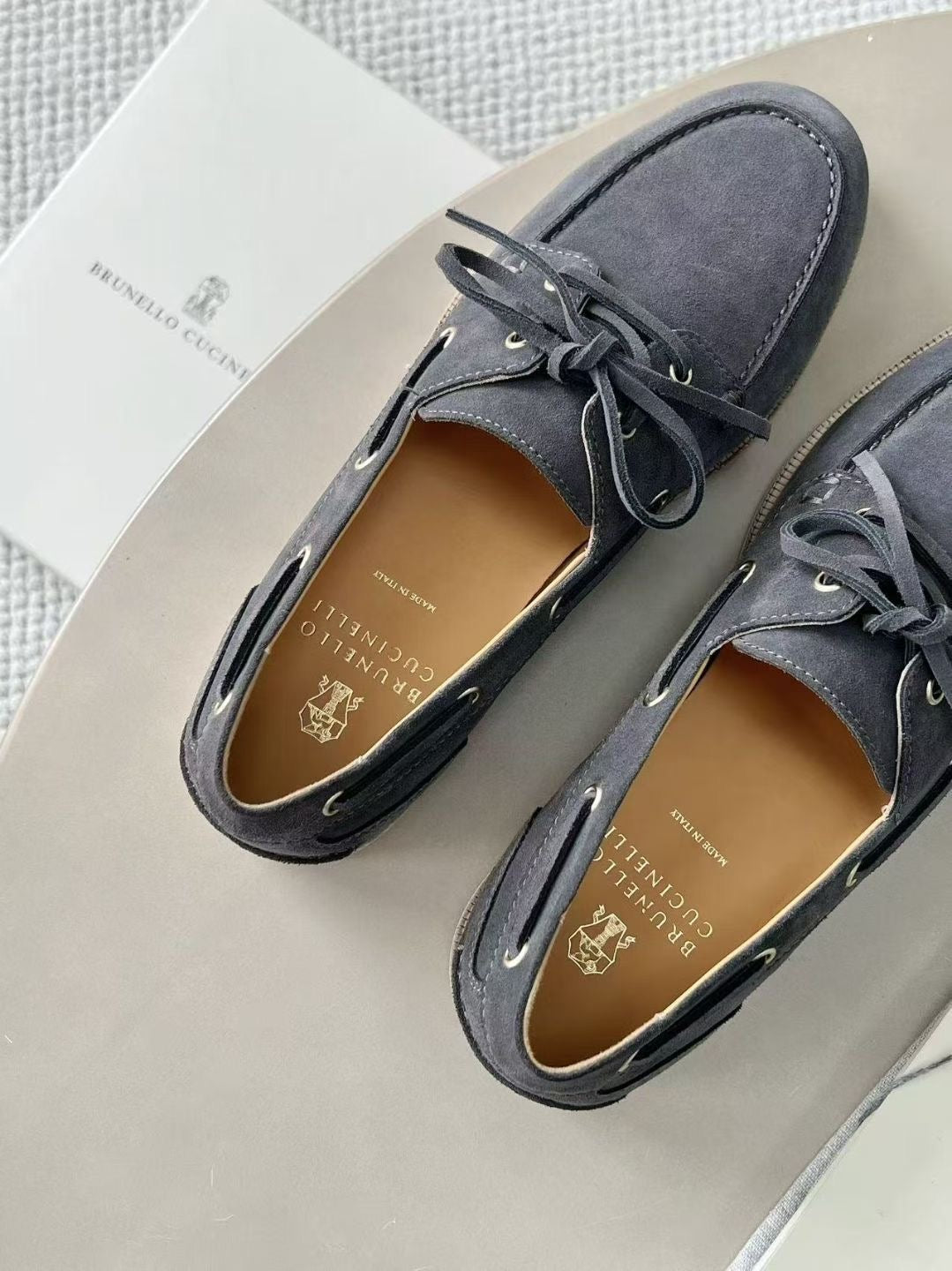 Brunello Cucinelli Herren Mokassins aus Veloursleder – Luxuriöse Bootsschuhe in Dunkelgrau