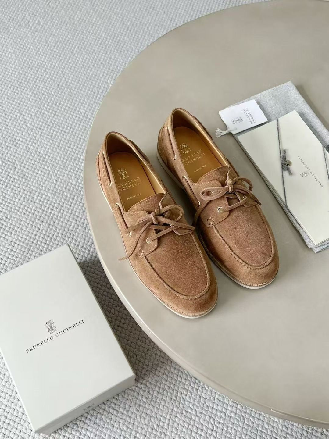 Brunello Cucinelli Bootsschuhe in Camel – Luxuriöse Veloursleder-Mokassins für Herren