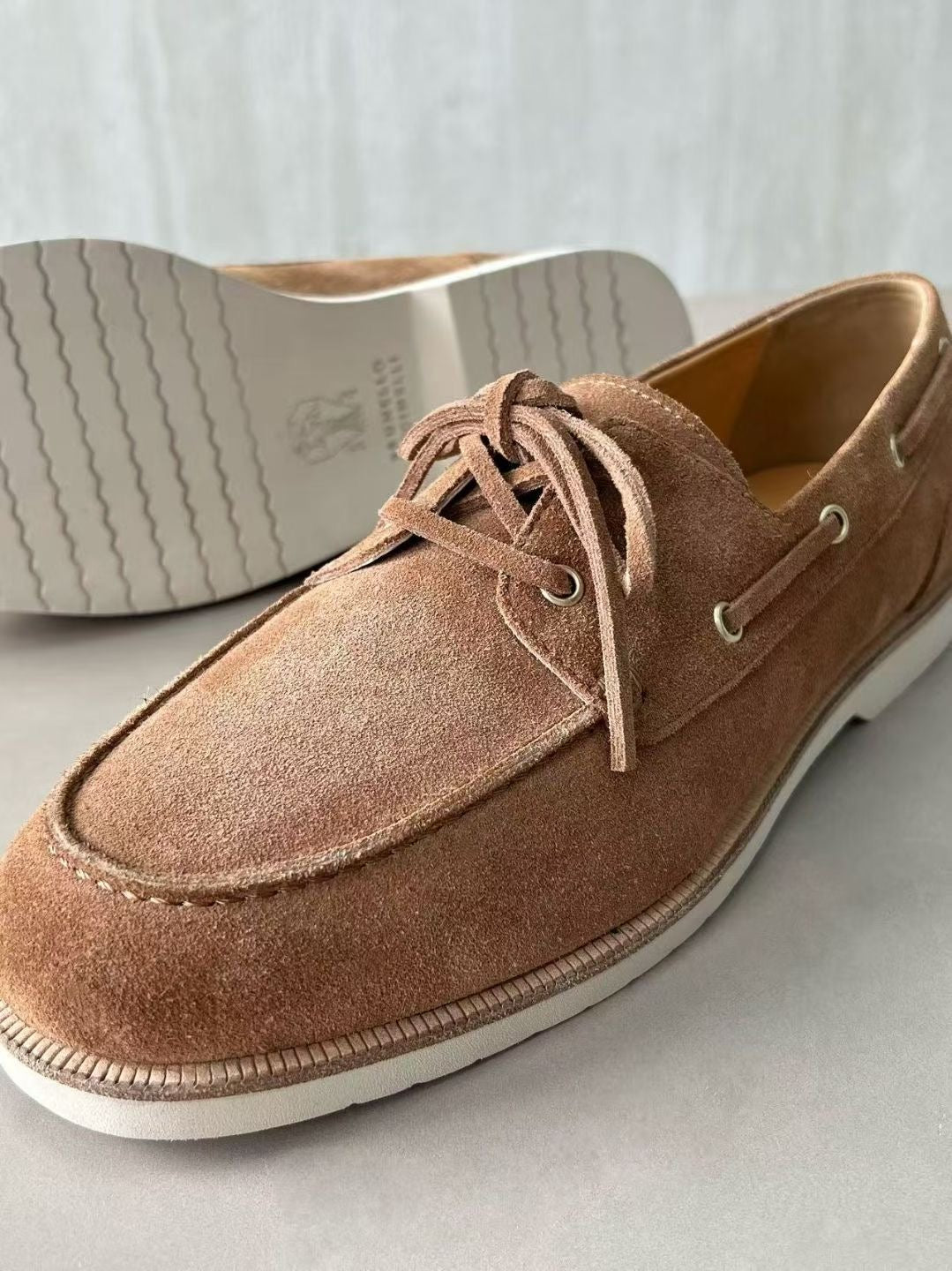 Brunello Cucinelli Bootsschuhe in Camel – Luxuriöse Veloursleder-Mokassins für Herren