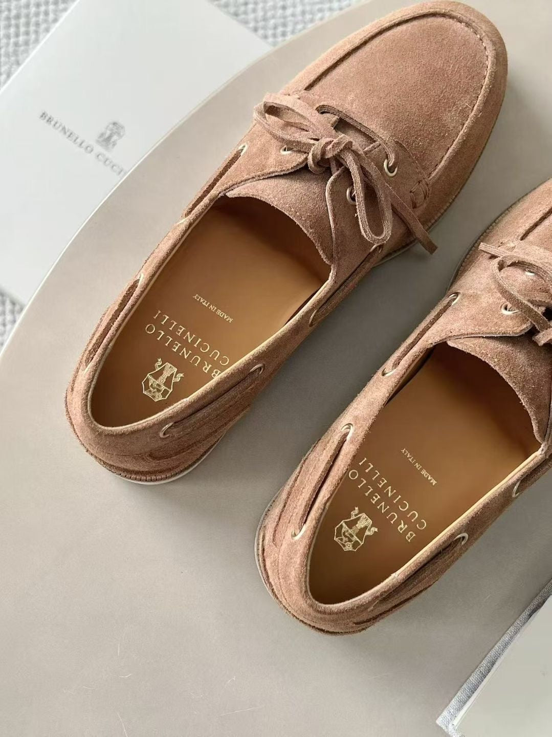 Brunello Cucinelli Bootsschuhe in Camel – Luxuriöse Veloursleder-Mokassins für Herren