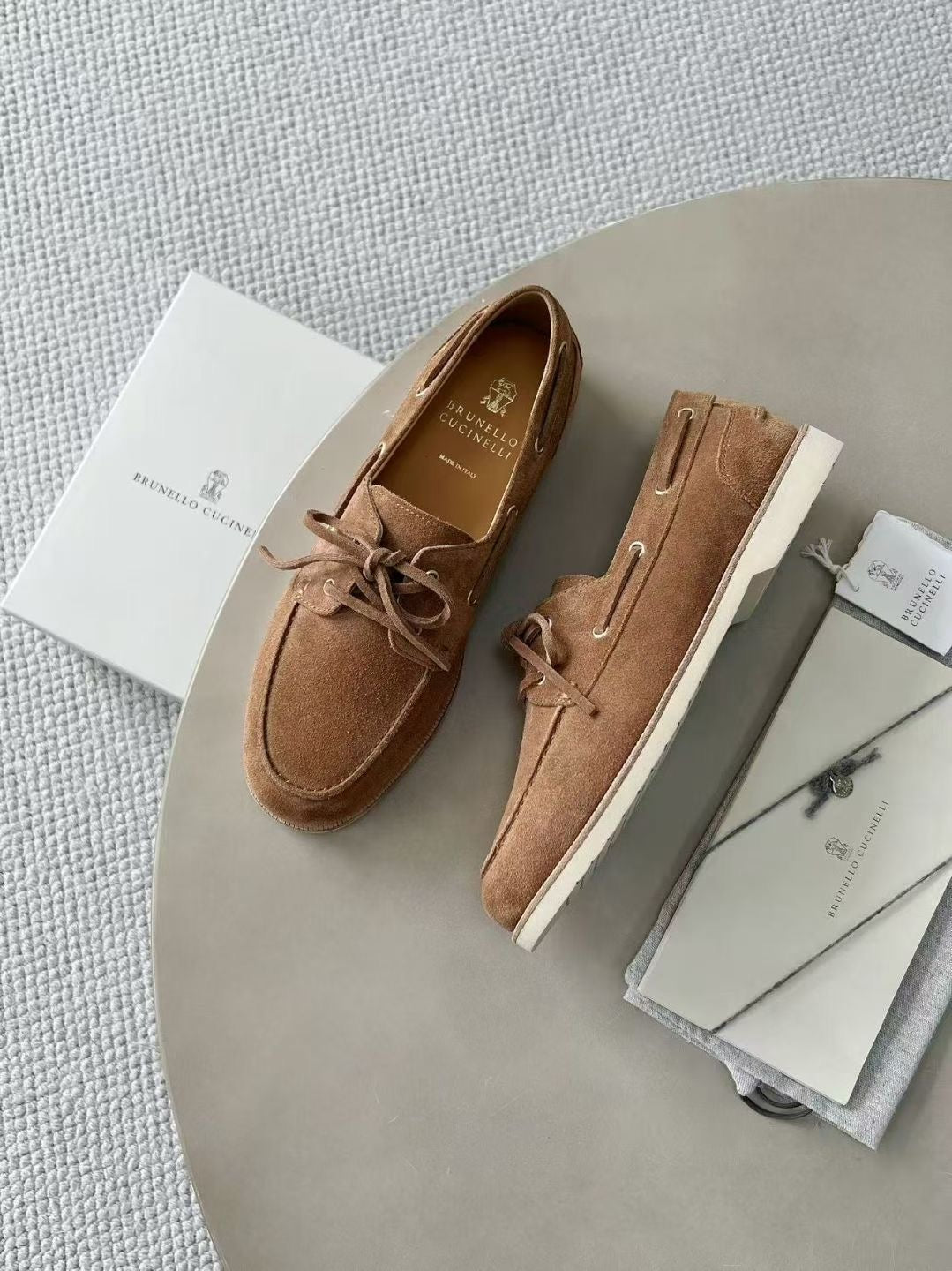 Brunello Cucinelli Bootsschuhe in Camel – Luxuriöse Veloursleder-Mokassins für Herren