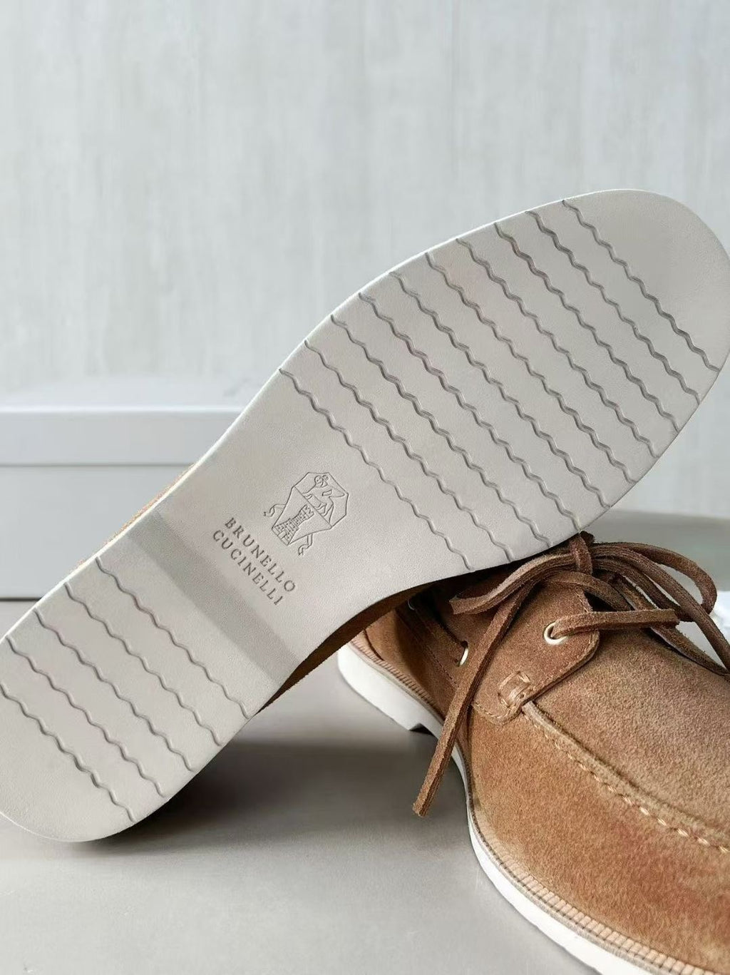 Brunello Cucinelli Bootsschuhe in Camel – Luxuriöse Veloursleder-Mokassins für Herren