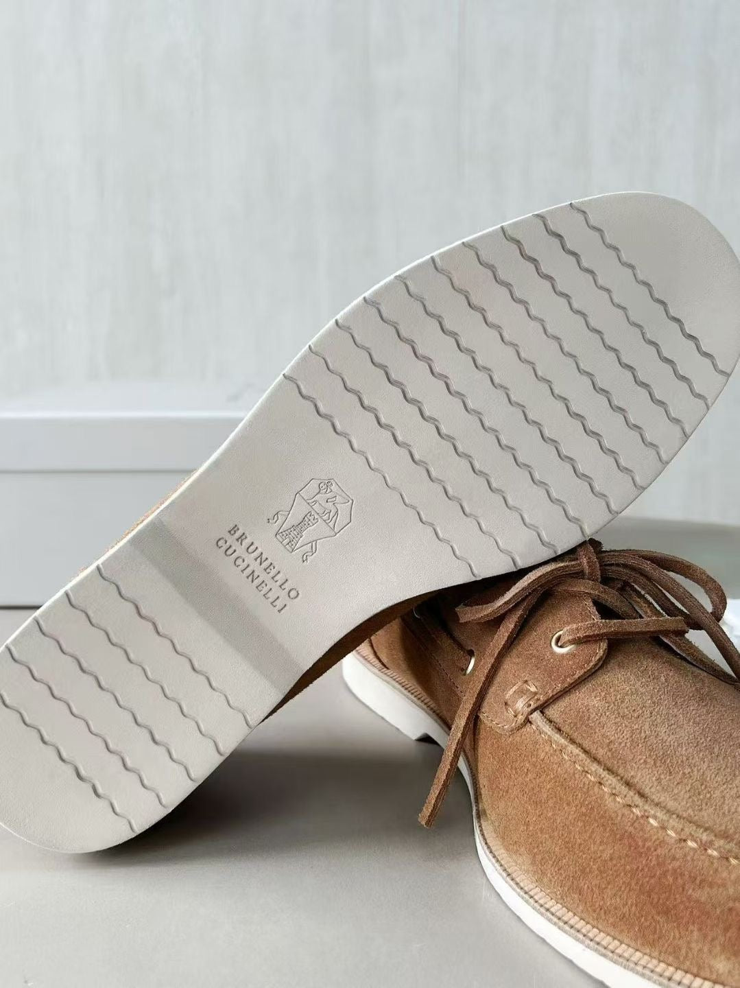 Brunello Cucinelli Bootsschuhe in Camel – Luxuriöse Veloursleder-Mokassins für Herren