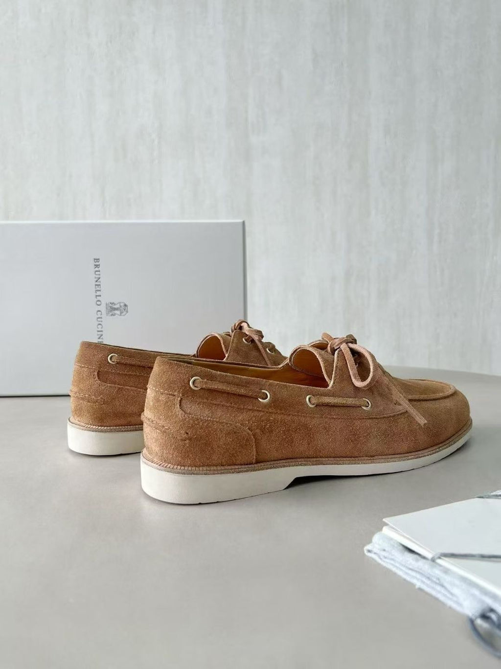 Brunello Cucinelli Bootsschuhe in Camel – Luxuriöse Veloursleder-Mokassins für Herren