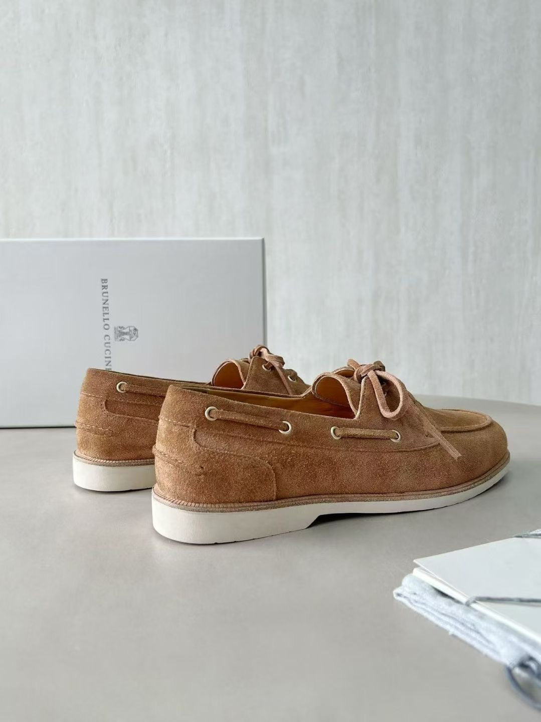 Brunello Cucinelli Bootsschuhe in Camel – Luxuriöse Veloursleder-Mokassins für Herren