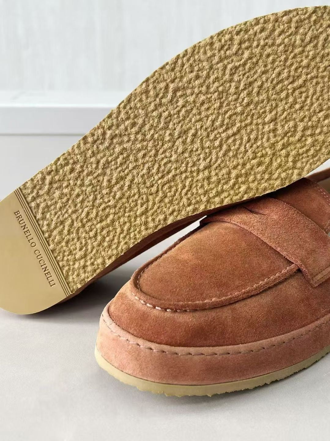 Brunello Cucinelli Loafer in Camel – Luxuriöse Veloursleder-Slipper für Herren