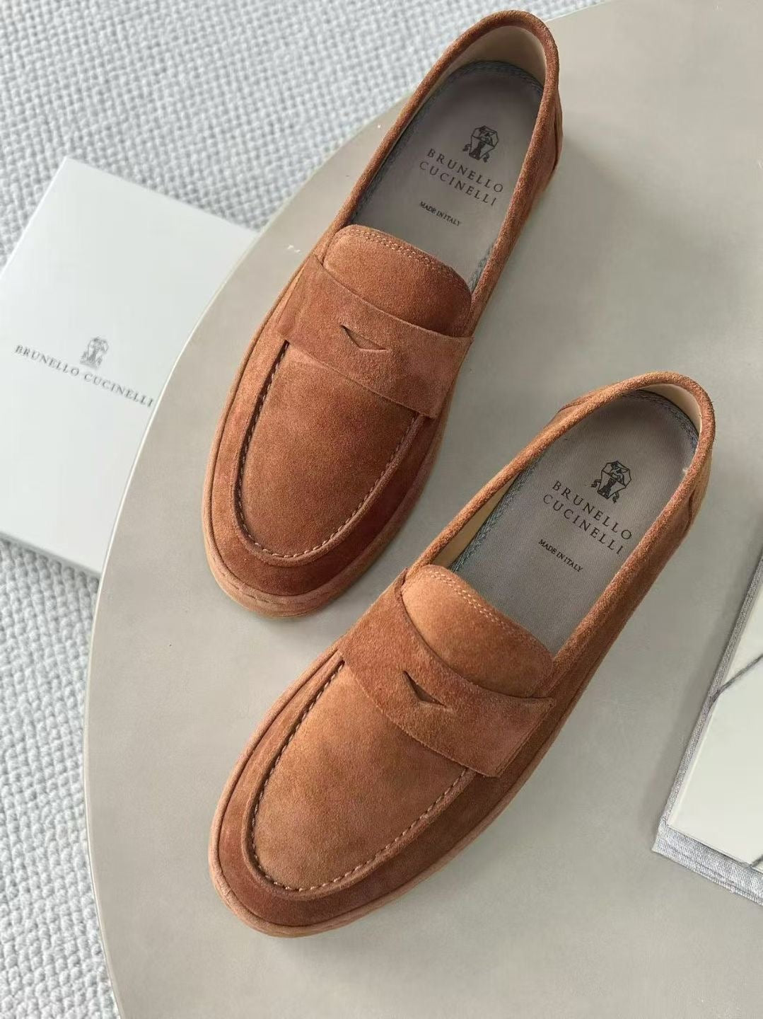 Brunello Cucinelli Loafer in Camel – Luxuriöse Veloursleder-Slipper für Herren