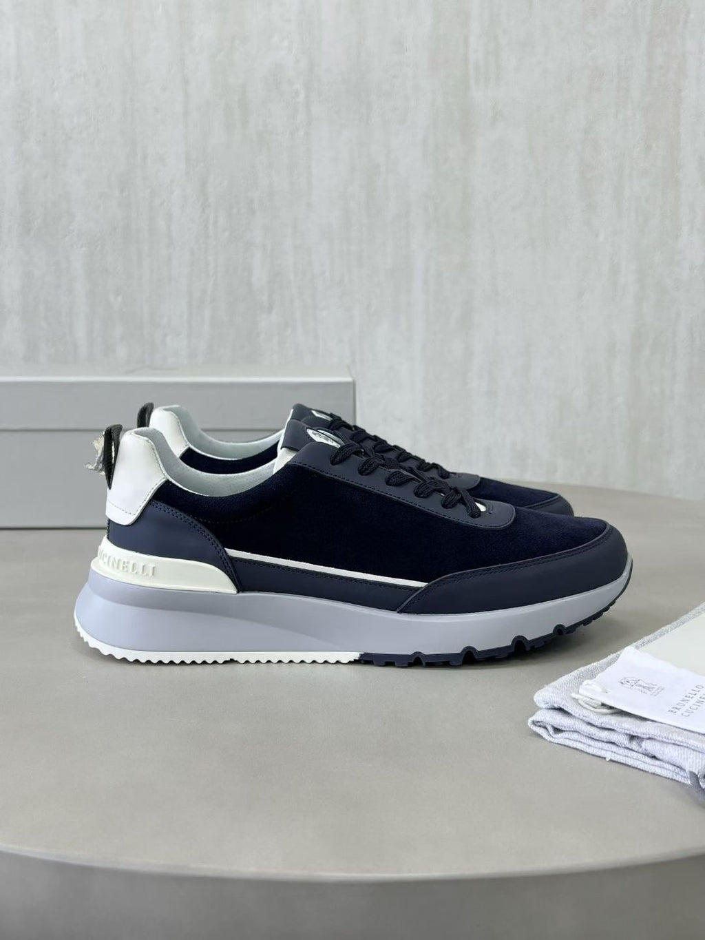 Brunello Cucinelli Sneaker in Dunkelnavy – Luxus-Herren-Sneaker aus Leder & Velours