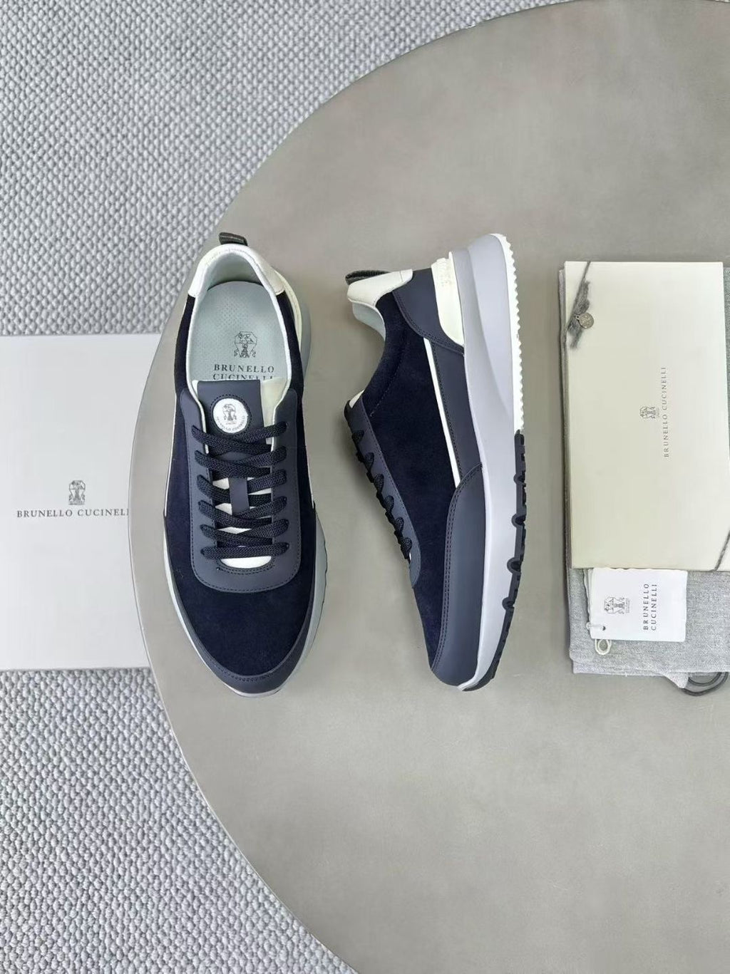 Brunello Cucinelli Sneaker in Dunkelnavy – Luxus-Herren-Sneaker aus Leder & Velours