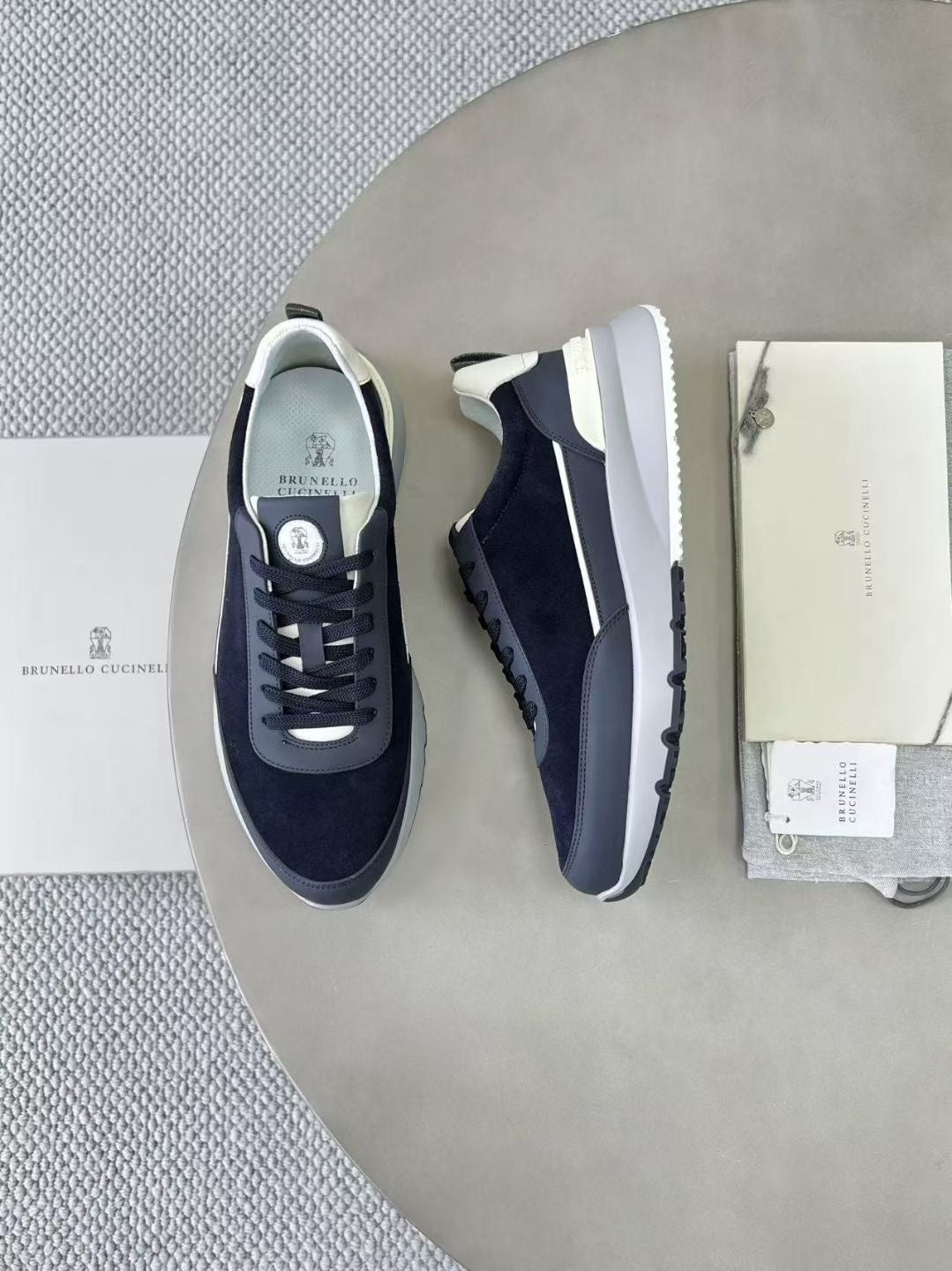 Brunello Cucinelli Sneaker in Dunkelnavy – Luxus-Herren-Sneaker aus Leder & Velours