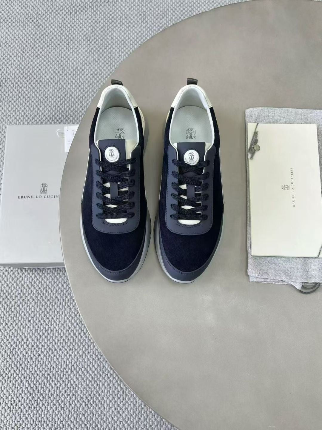 Brunello Cucinelli Sneaker in Dunkelnavy – Luxus-Herren-Sneaker aus Leder & Velours