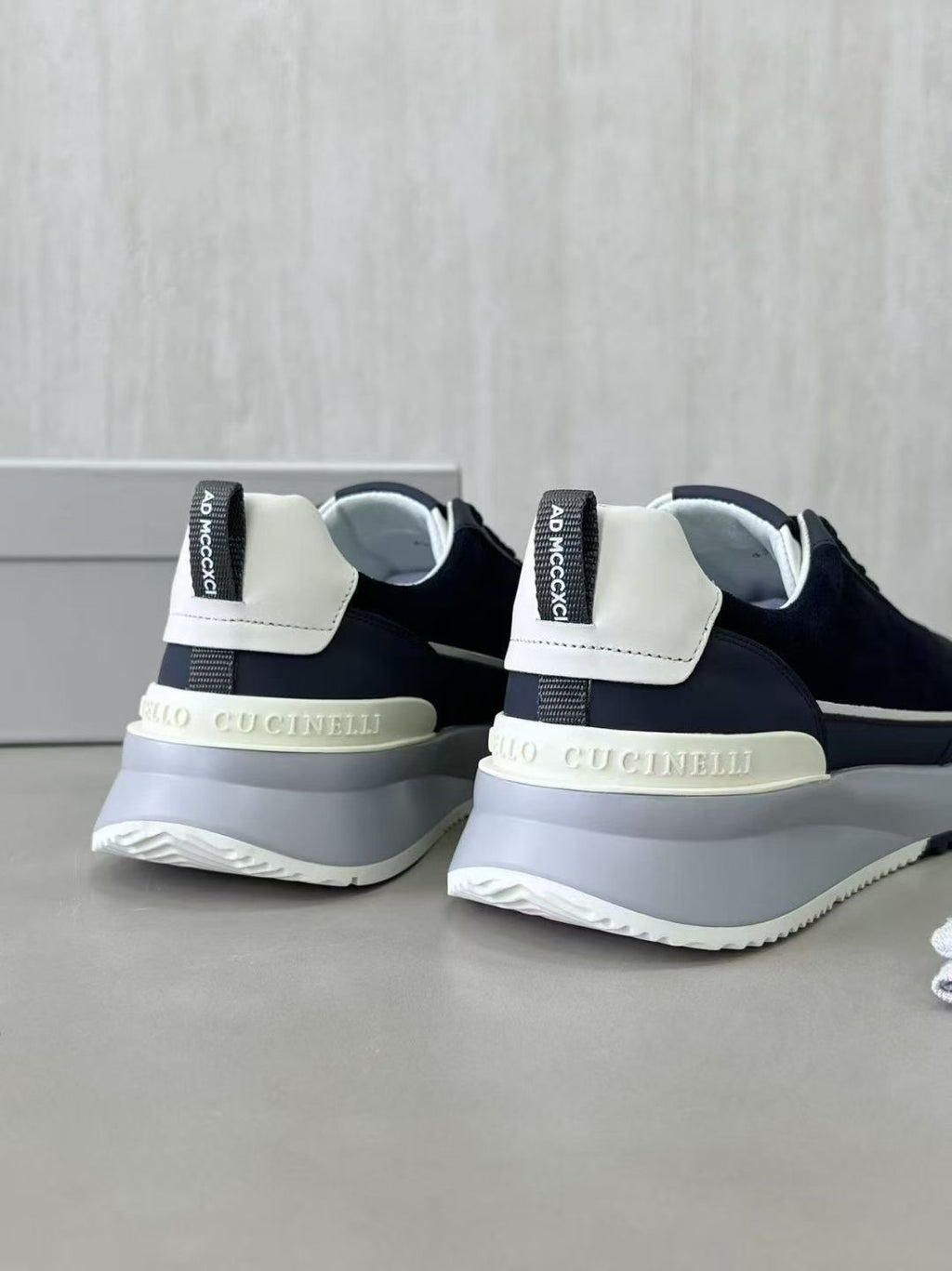 Brunello Cucinelli Sneaker in Dunkelnavy – Luxus-Herren-Sneaker aus Leder & Velours