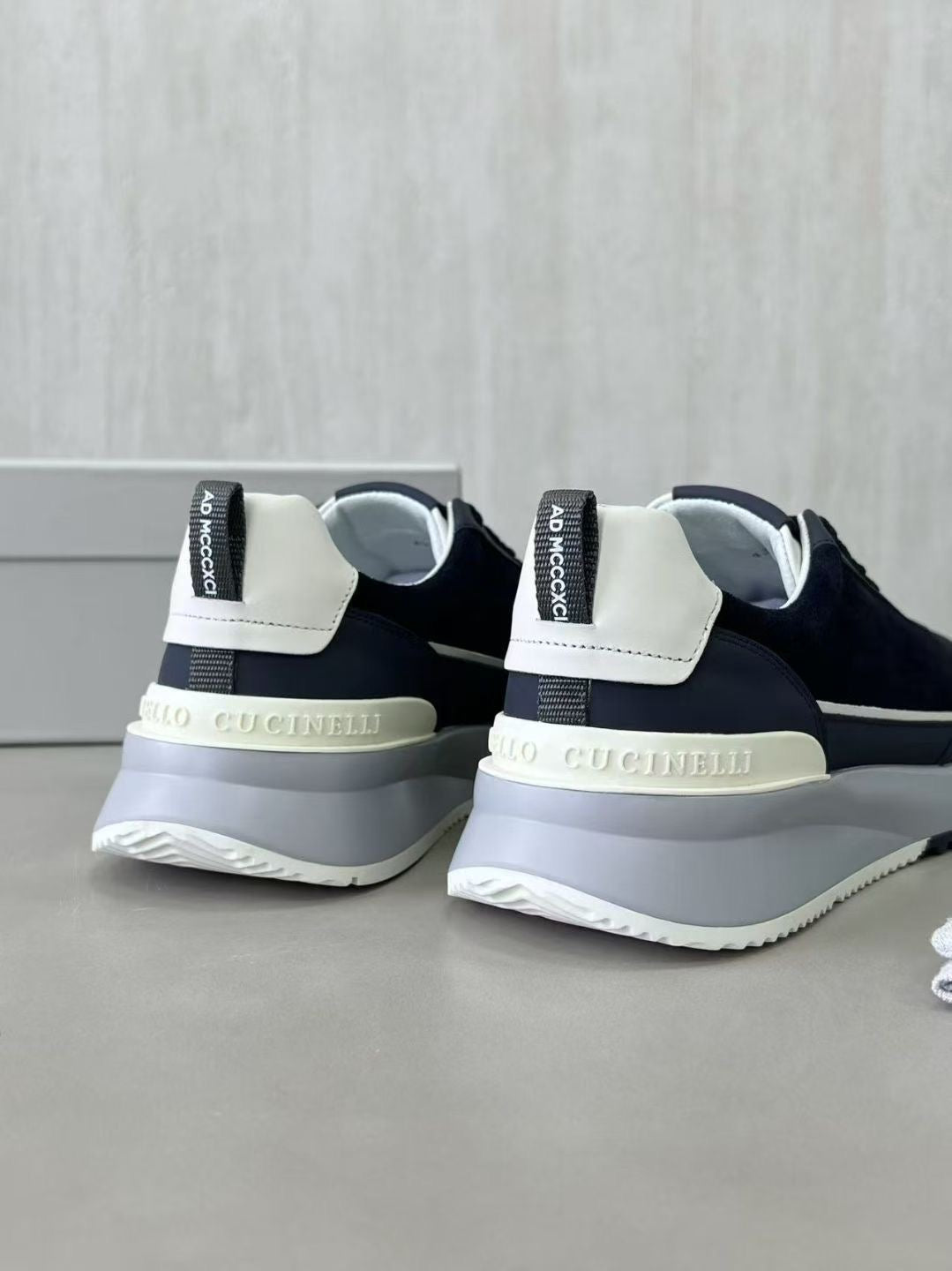 Brunello Cucinelli Sneaker in Dunkelnavy – Luxus-Herren-Sneaker aus Leder & Velours