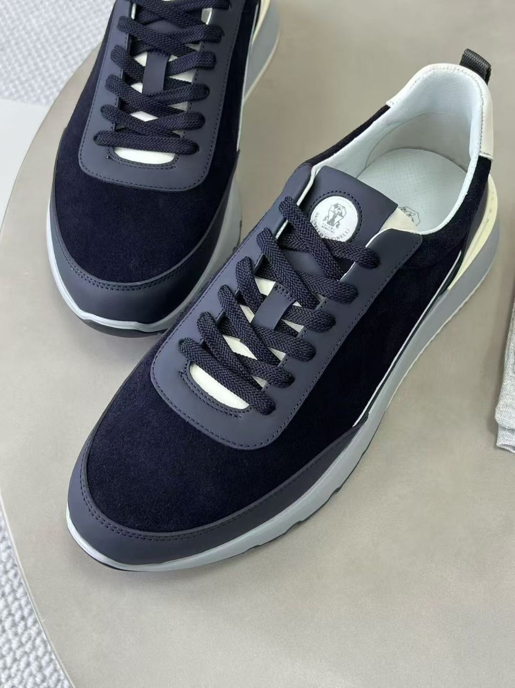 Brunello Cucinelli Sneaker in Dunkelnavy – Luxus-Herren-Sneaker aus Leder & Velours