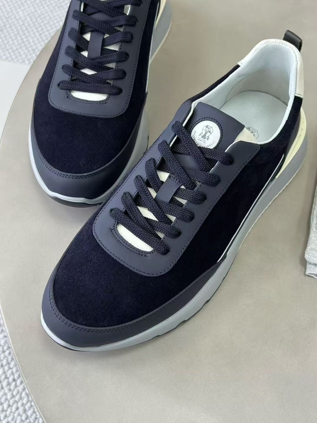 Brunello Cucinelli Sneaker in Dunkelnavy – Luxus-Herren-Sneaker aus Leder & Velours