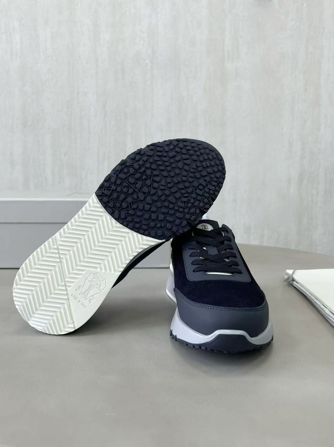 Brunello Cucinelli Sneaker in Dunkelnavy – Luxus-Herren-Sneaker aus Leder & Velours