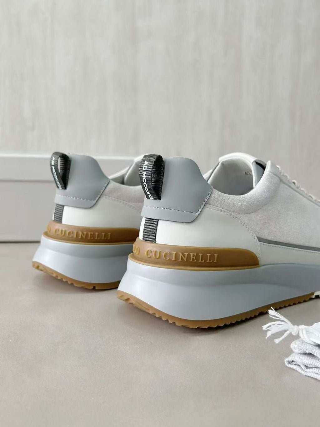 Brunello Cucinelli Sneaker in Weiß – Luxuriöse Leder & Velours Herren-Sneaker