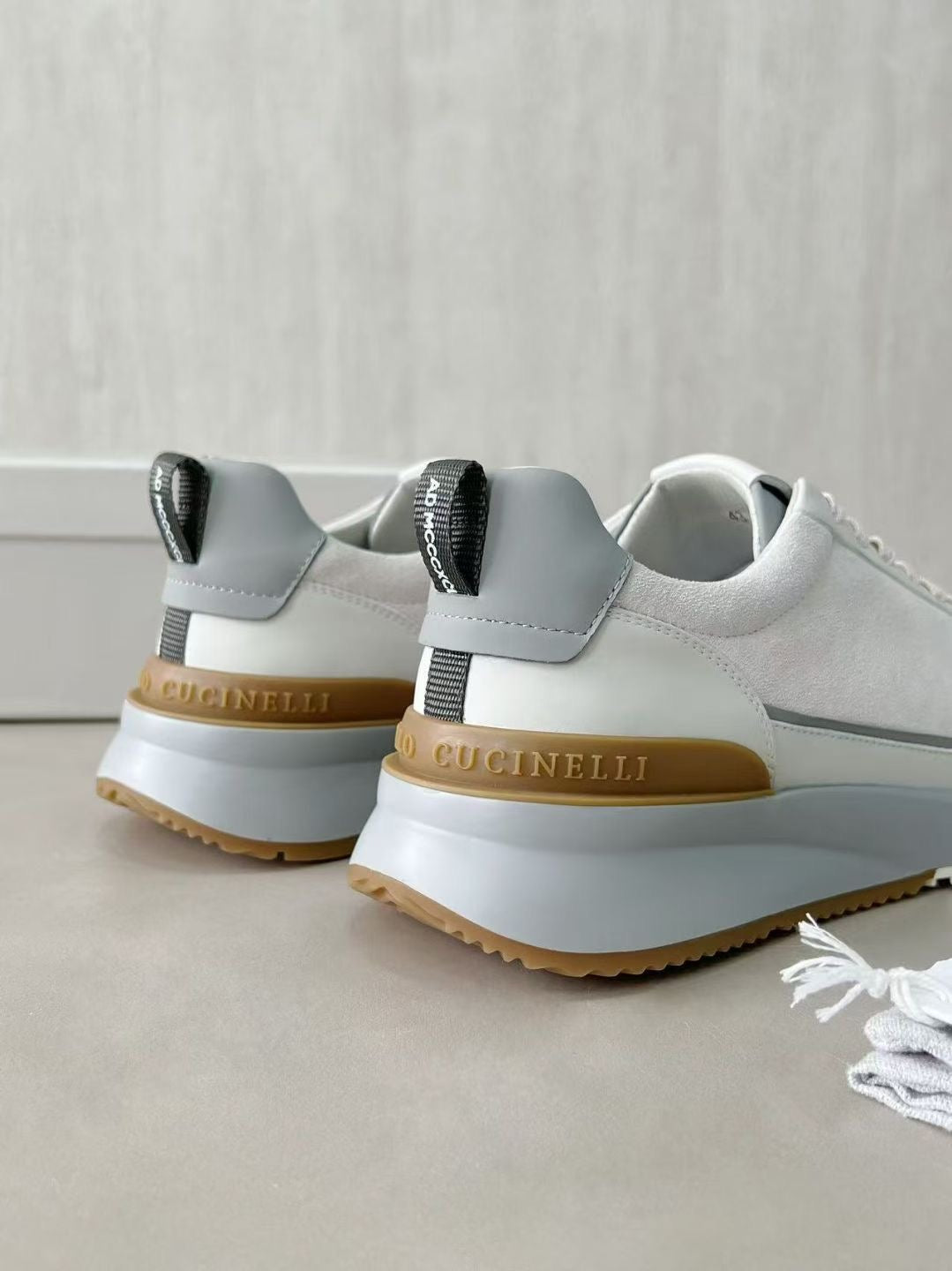 Brunello Cucinelli Sneaker in Weiß – Luxuriöse Leder & Velours Herren-Sneaker