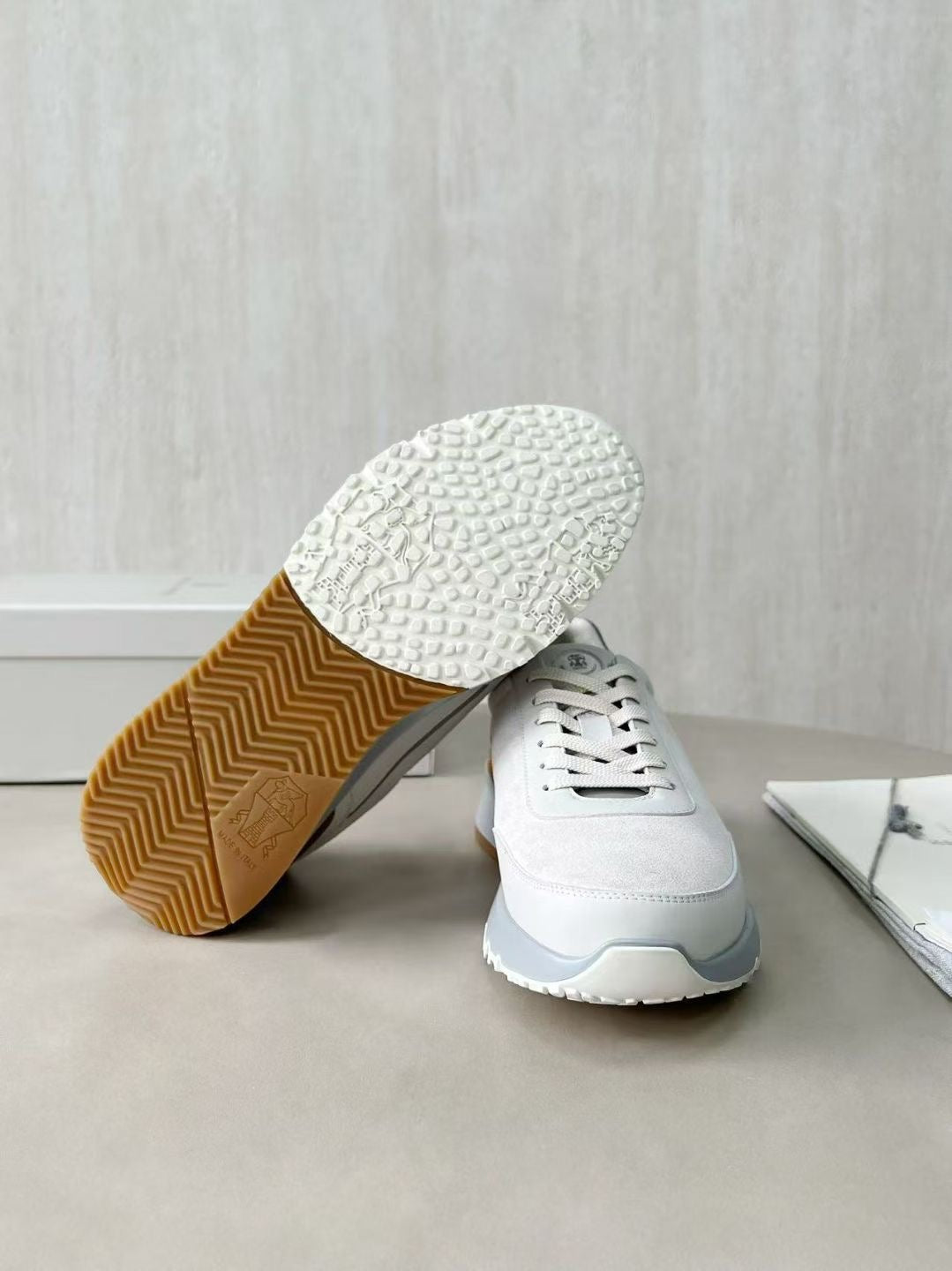 Brunello Cucinelli Sneaker in Weiß – Luxuriöse Leder & Velours Herren-Sneaker