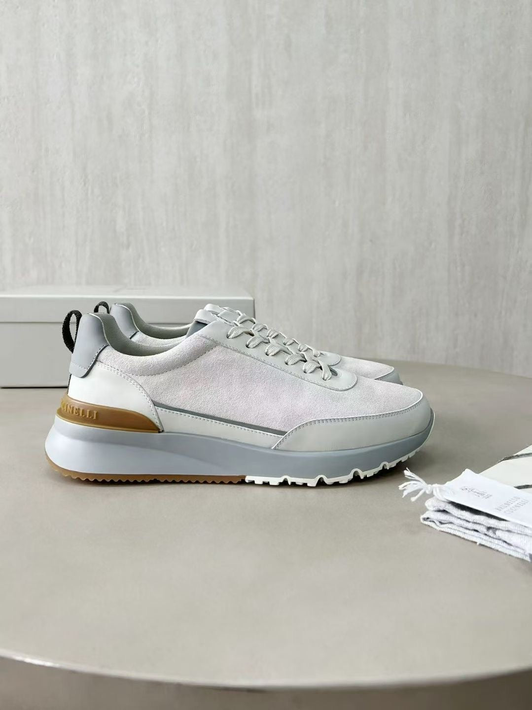 Brunello Cucinelli Sneaker in Weiß – Luxuriöse Leder & Velours Herren-Sneaker