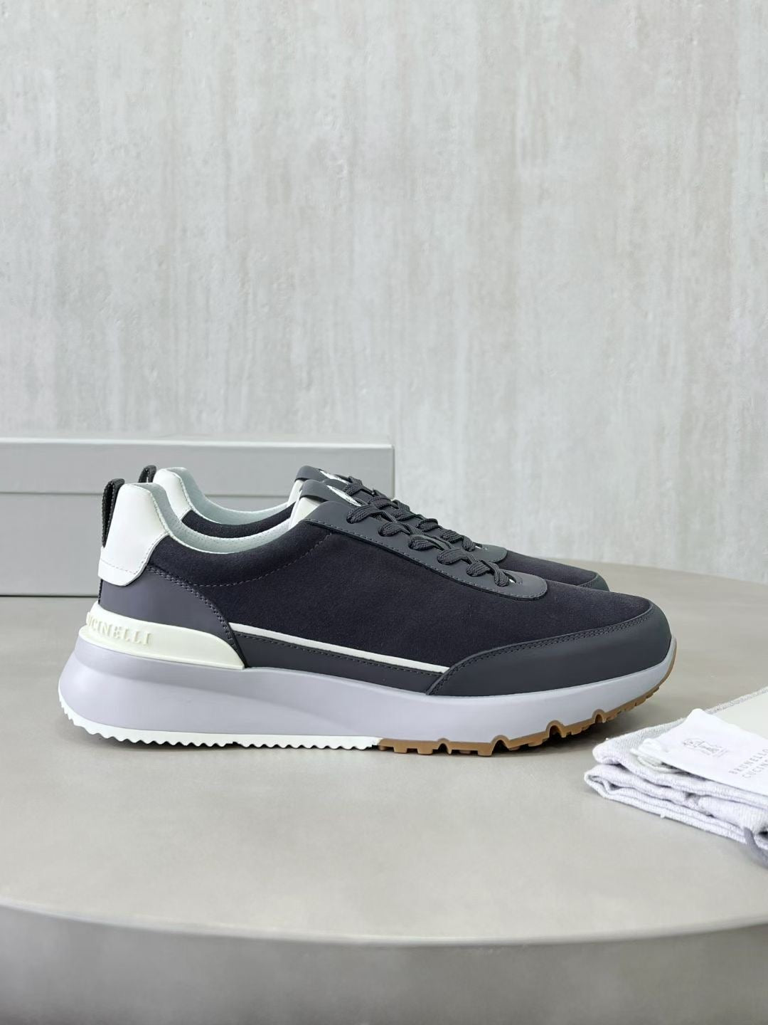 Brunello Cucinelli Sneaker in Dunkelgrau – Luxuriöse Leder & Velours Herren-Sneaker