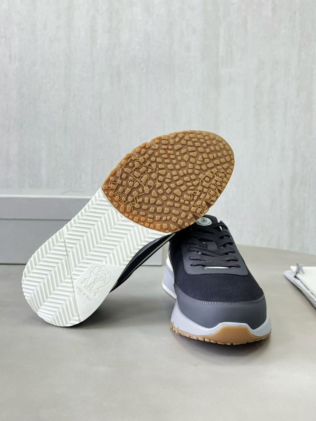 Brunello Cucinelli Sneaker in Dunkelgrau – Luxuriöse Leder & Velours Herren-Sneaker