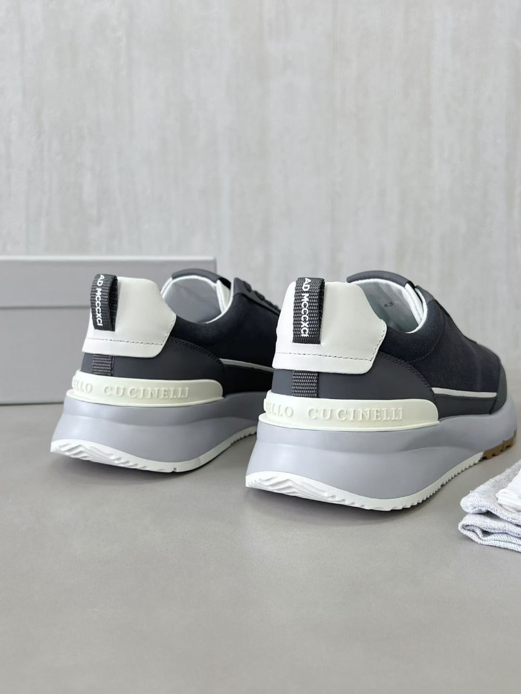 Brunello Cucinelli Sneaker in Dunkelgrau – Luxuriöse Leder & Velours Herren-Sneaker