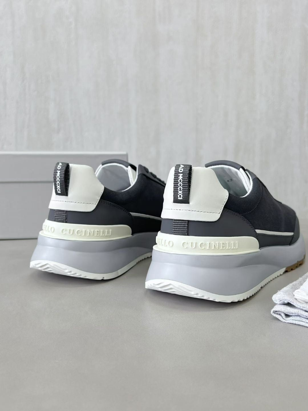 Brunello Cucinelli Sneaker in Dunkelgrau – Luxuriöse Leder & Velours Herren-Sneaker