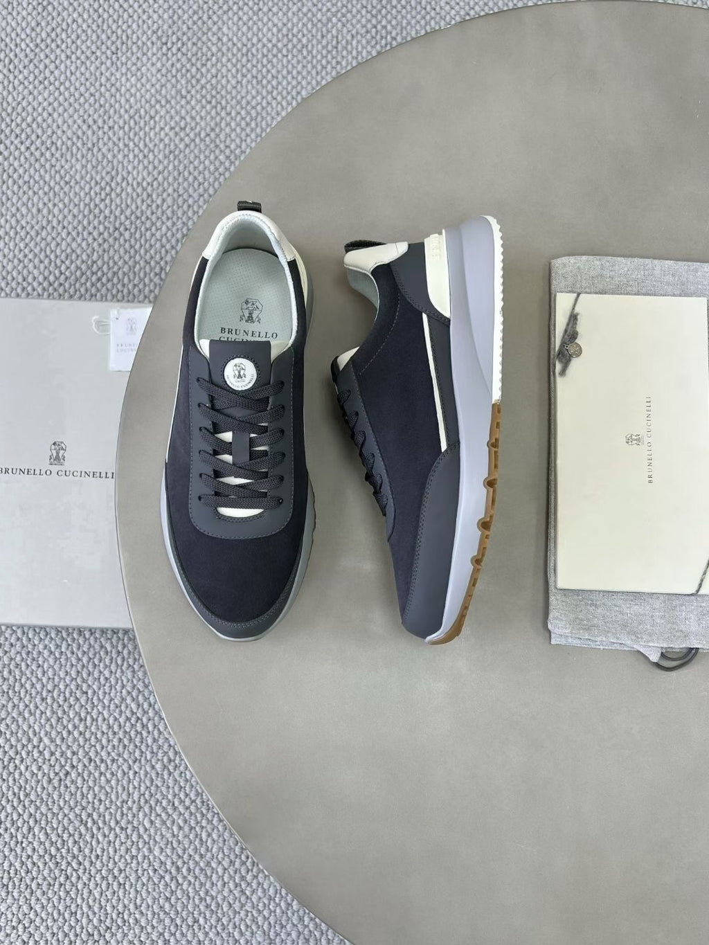 Brunello Cucinelli Sneaker in Dunkelgrau – Luxuriöse Leder & Velours Herren-Sneaker