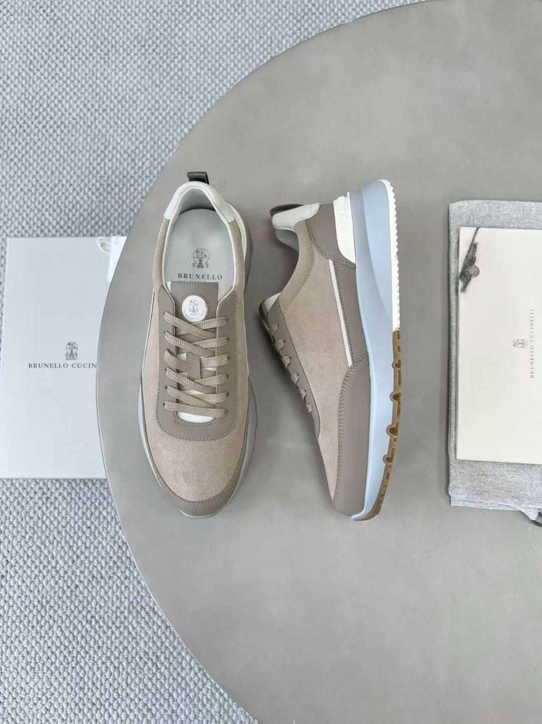 Brunello Cucinelli Sneaker in Taupe – Luxus-Sneaker aus Leder & Velours