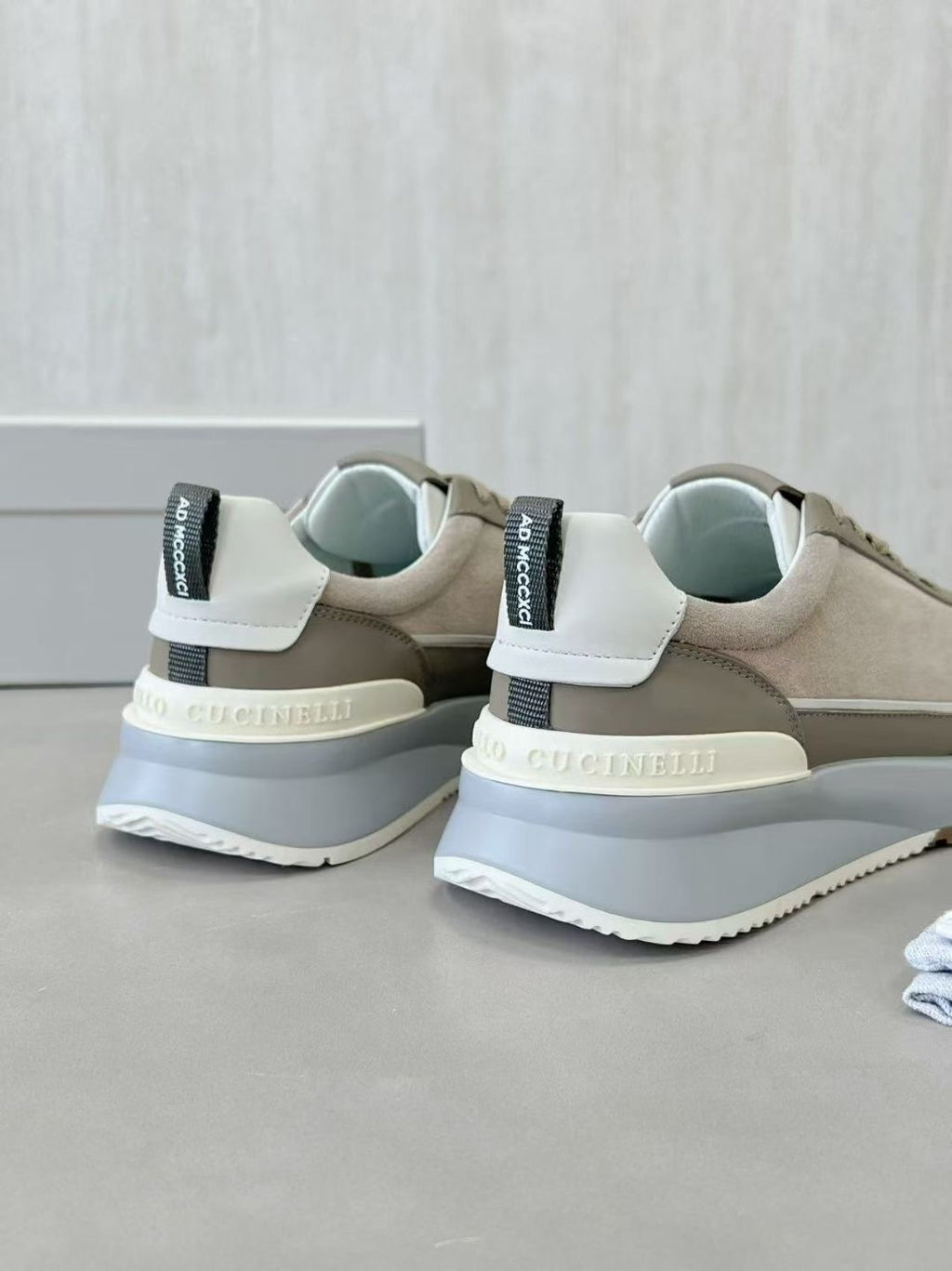 Brunello Cucinelli Sneaker in Taupe – Luxus-Sneaker aus Leder & Velours