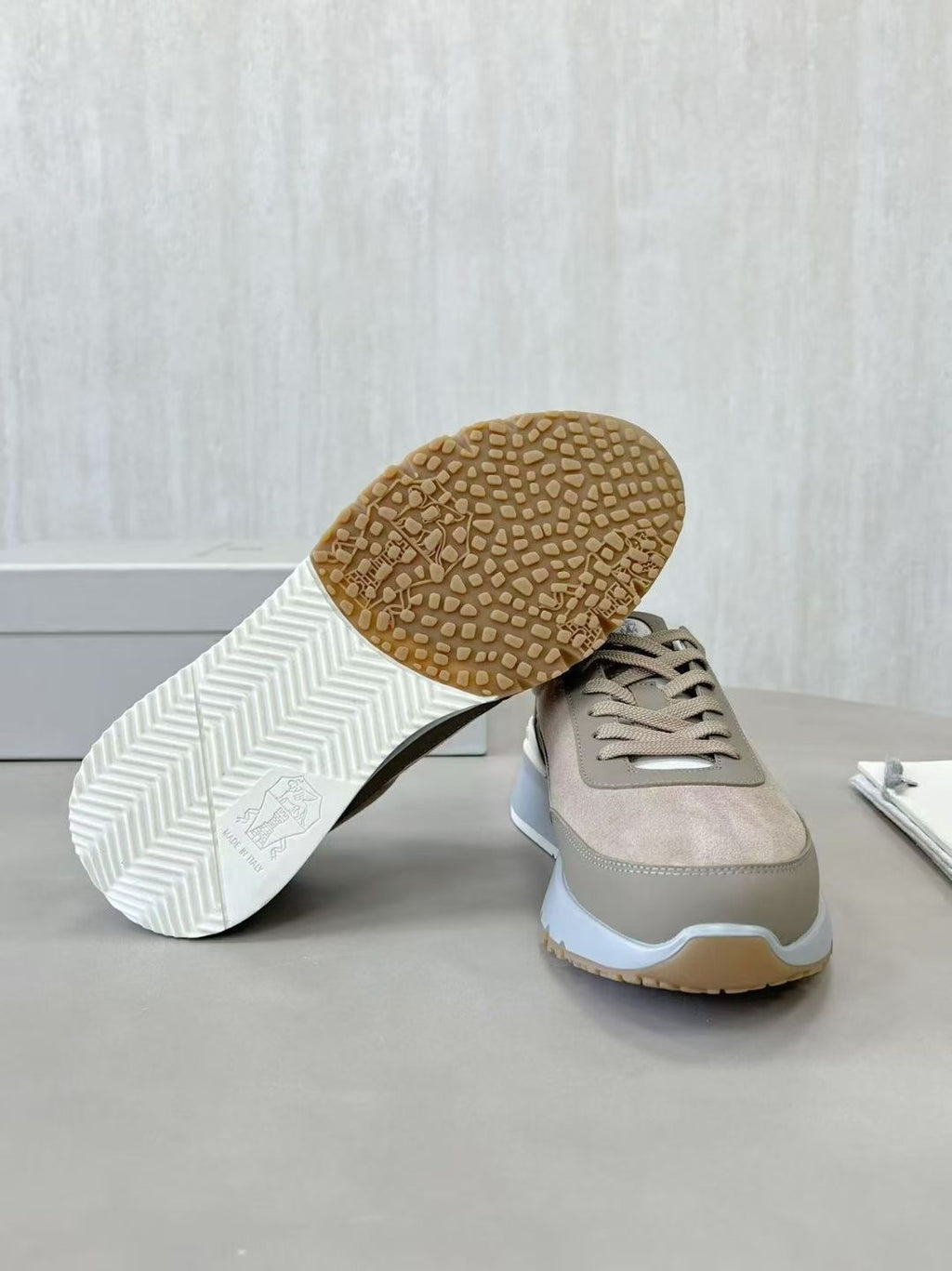 Brunello Cucinelli Sneaker in Taupe – Luxus-Sneaker aus Leder & Velours